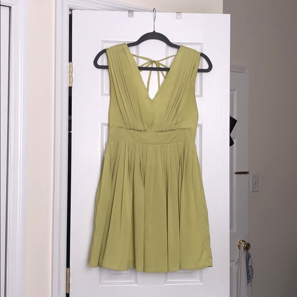 sleeveless V-neck short dress